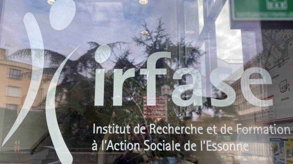Reflet du logo IRFASE sur la porte d'entrée